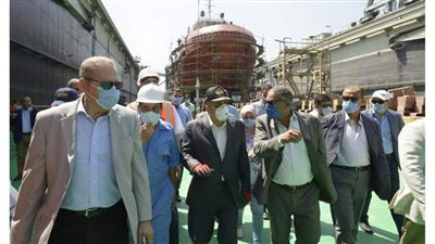 أسامة ربيع يتفقد أعمال بناء سفن الصيد بشركة ترسانة السويس ويعلن تطوير المركز الطبي