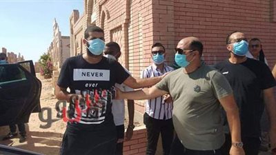 أمير  عزمي مجاهد يستقبل العزاء في والده بمقابر 6 أكتوبر | صور