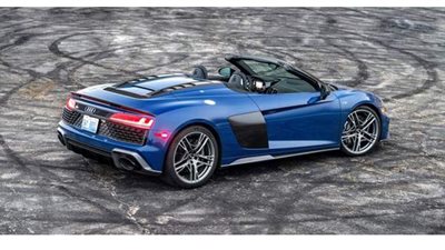 سيارة أودي R8 سبايدر تصطدم بـ 13 سيارة  في باريس