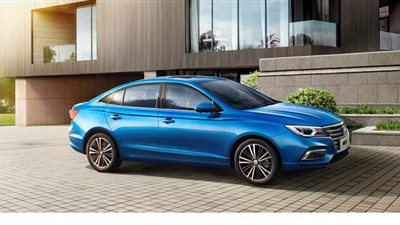 سيارة MG5 بمصابيح إضافية تعمل بالنهار