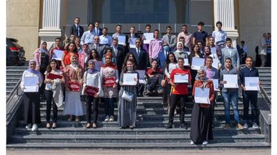 الشريف يكرم أوائل الثانوية بالإسكندرية من بينهم بائع الفريسكا  | صور