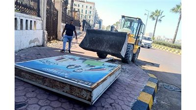 حي وسط الإسكندرية يزيل ٤٥ حالة تعد وإشغال  | صور