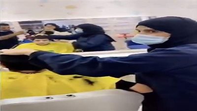 أول فتاة سعودية تعمل في صالون حلاقة بالطائف | فيديو