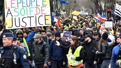 الشرطة الفرنسية تطلق الغاز المسيل للدموع مع عودة تظاهرات السترات الصفراء