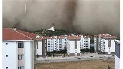 عاصفة رملية تضرب أنقرة و تتسبب في إصابات بالاختناق