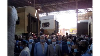 كامل الوزير يلتقط صورا تذكارية مع عمال ورشة سكة حديد المنيا