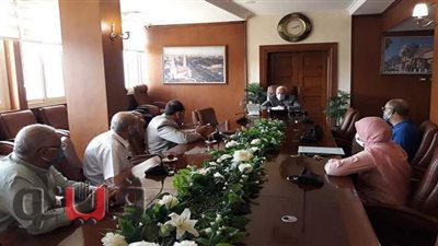 محافظ بورسعيد يلتقى مسؤولى شركة أنابيب البترول