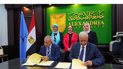 رئيس الأكاديمية العربية للعلوم يكرم رئيس جامعة الإسكندرية