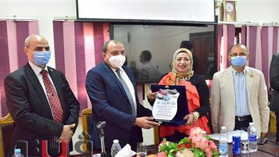 رئيس جامعة بنى سويف يبحث تنمية الموارد الذاتية لكلية العلوم