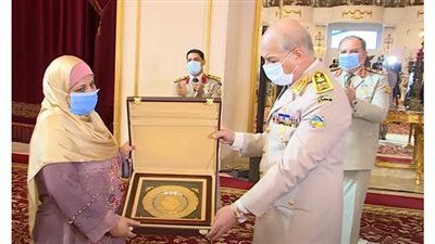 نشرة الوزارات اليوم.. وأبرزها: وزير الدفاع يكرم القادة المحالين للتقاعد وسيدة القطار