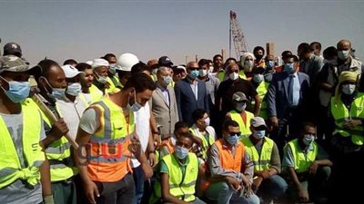 وزير النقل يلتقط صورا تذكارية مع مسئولي محور سمالوط بالمنيا | صور