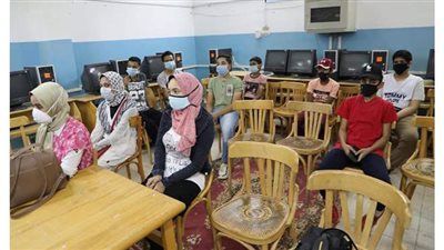 مدير تعليم الوادى الجديد يتابع تدريب طلاب الصف الأول الثانوى على التابلت