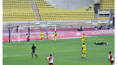 موناكو يواصل المنافسة على صدارة الدوري الفرنسي بثنائية في نانت