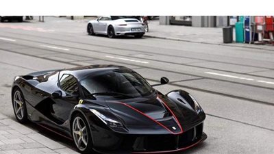 لاعب جولف يستعرض مهاراته بتسديد الكرة عبر نافذة لافيراي 