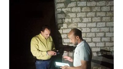 رئيس مركز ومدينة ملوي يتابع تسجيل إحداثيات الحالات المخالفة