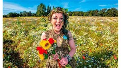 بريطانية تحتفل بمرور عام على زواجها من شجرة