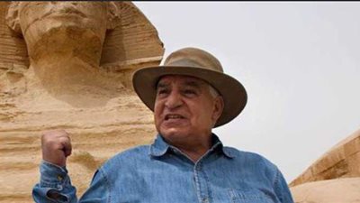 زاهي حواس يوضح سبب تأجيل الإعلان عن كشف سرداب ممتلئ بالمومياوات | فيديو