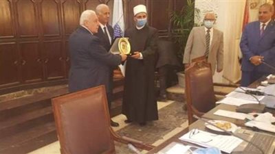 رابطة الجامعات الإسلامية تهدي درعها لوزير الأوقاف