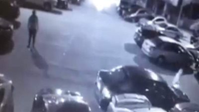 في ثوانٍ معدودة.. لص يسرق سيارة من أمام نادي وادي دجلة بالمعادي | فيديو