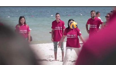 كسرت الصورة النمطية للسياسيين.. عبير موسى تلعب الكرة على الشاطئ | صور