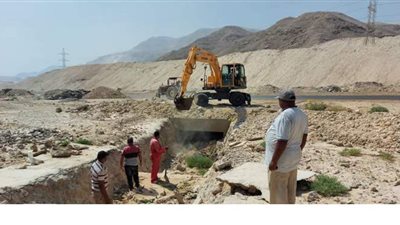 تطهير مخرَّات السيول ورفع كفاءة شبكات المياه والصرف بشمال خليج السويس