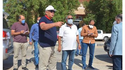 محافظ الوادي الجديد يتابع أعمال رصف طريق المدرسة المصرية اليابانية بالخارجة