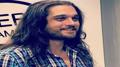 عمر خورشيد يتبرع بشعره لمرضى السرطان