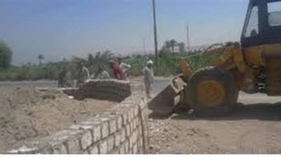 رفع الكثبان الرملية المتراكمة بطرق مركز أبو قرقاص