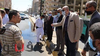 ضبطه المحافظ يغسل الأواني  في الشارع .. 3 محاضر لصاحب مطعم ببني سويف