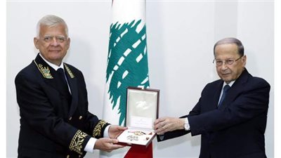 الرئيس اللبناني يمنح سفير روسيا أحد أرقى أوسمة الجمهورية | صورة