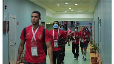 حافلة الأهلي تصل ملعب برج العرب