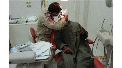 قافلة المنطقة الجنوبية العسكرية تواصل توقيع الكشف الطبي على أهالي الفرافرة