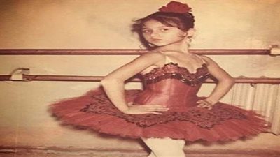 نيللي كريم تنشر صورة لها في مرحلة الطفولة