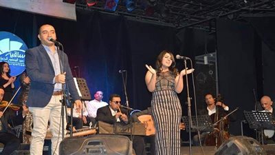 حفل غنائى لفرقة 