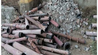 موظف بشركة الكهرباء يشترك مع فنى لسرقة  21  عمود إنارة بالبحيرة | صور