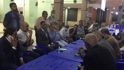 محافظ الدقهلية يقدم العزاء لأسرة الرياضيين في الإعلامي عزمي مجاهد بإستاد المنصورة | صور