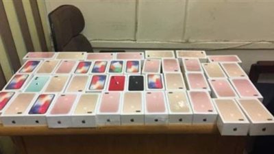 استعان بصديق للتمويه.. إحباط محاولة تهريب ٤٥ هاتف iPhone  بحوزة راكب بمطار القاهرة