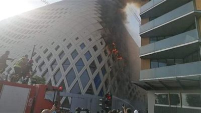 النيران لاتفارق لبنان المنكوبة.. حريق هائل داخل مجمع تجاري في وسط بيروت | فيديو وصور