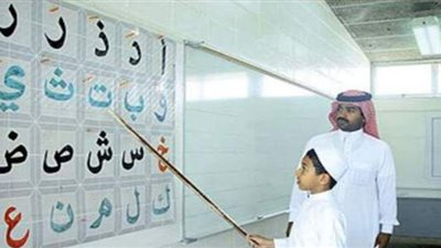 رغم إصابته بالسرطان.. معلم في السعودية يتواصل مع طلابه من المستشفى | فيديو