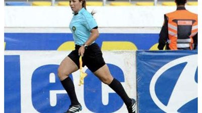 المُحكمة فتيحة الجرموني تسبب أزمة بالدوري المغربي