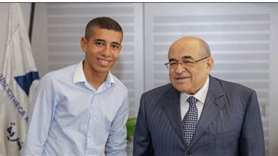 مدير مكتبة الإسكندرية يمنح بائع الفريسكا عضوية سنوية