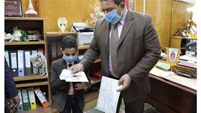 تكريم طالب بالوادى الجديد حقق المركز العاشر على مستوى الجمهورية بمسابقة اقرأ وارتق