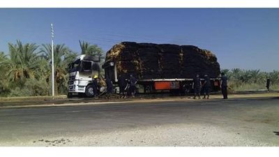 السيطرة على حريق بشاحنة محملة بالأعلاف في الوادى الجديد