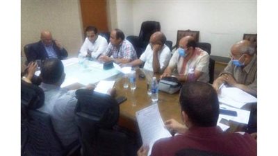 سكرتير عام مساعد سوهاج يناقش رصف الطرق ضمن خطة وزارة النقل