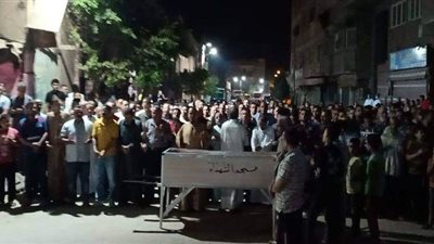 الآلاف يشيعون جثمان شهيد حادث الدهس بالقليوبية.. والأمن يتمكن من ضبط السائق  | صور