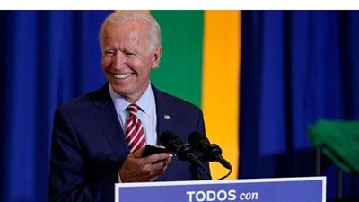 بايدن يتمايل على أنغام 