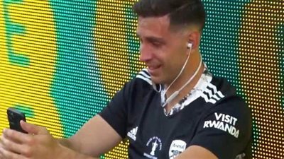 بعد 11 عامًا .. أرسنال يعلن رحيل حارس مرماه إيميليانو مارتينيز