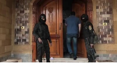 سقوط  حلاق و عاطلين بحوزتهم 45  طربة حشيش في السويس وأسوان