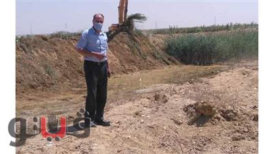 رئيس مركز مغاغة يتابع عملية  تطهير مخرات السيول شمال المنيا