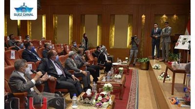 الفريق أسامة ربيع يوافق  علي تنفيذ 5 أفكار ابتكارية بقناة السويس | صور